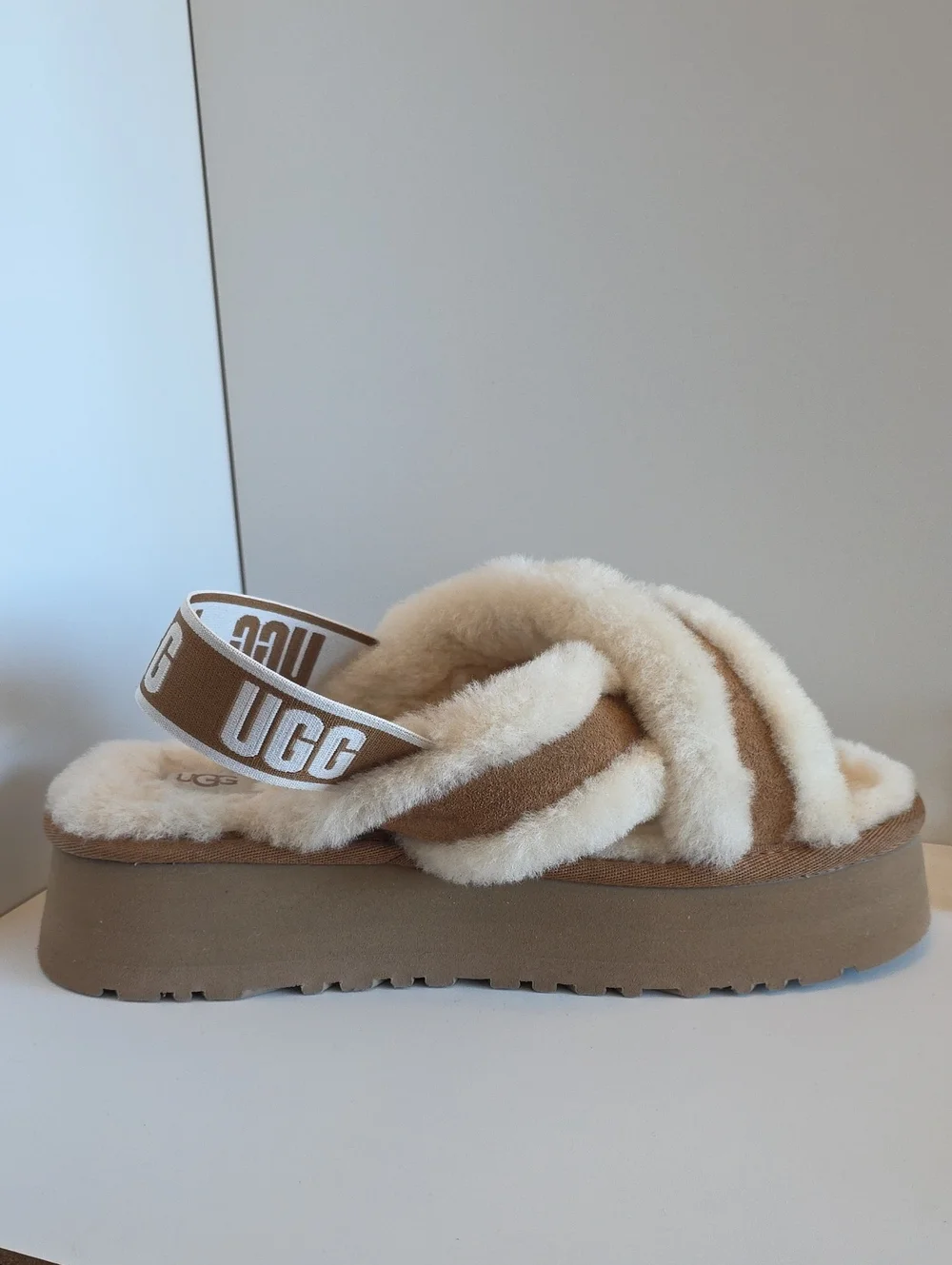 UGG Chestnut Disco Cross Slides White Fur Trim Logo Ankle Strap Sandals Size 8